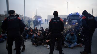 Centenares de funcionarios de prisiones vuelven a bloquear los accesos a las cárceles catalanas