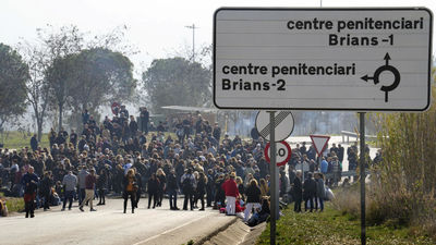 Funcionarios de prisiones bloquean cárceles en toda España