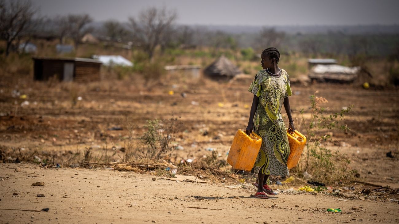 Una mujer en Sudán con dos garrafas de agua