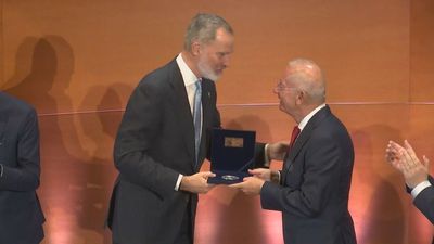Felipe VI entrega al fundador de Mango el Premio a la Trayectoria Empresarial