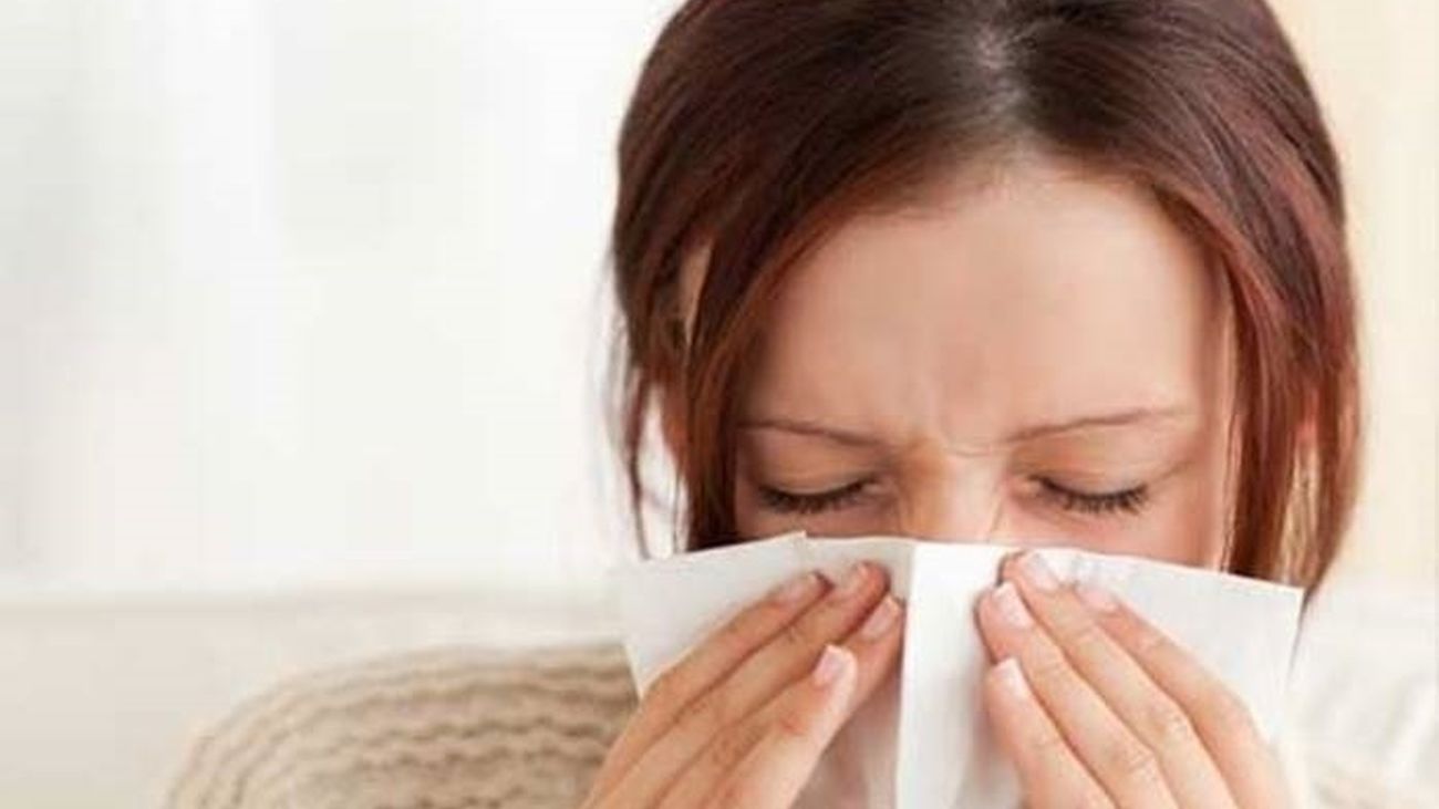 Una mujer sufre problemas respiratorios por una alergia