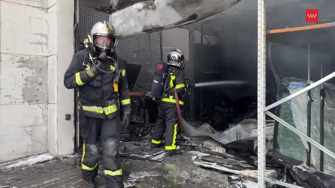 Arden varios coches en un taller de Alcalá de Henares