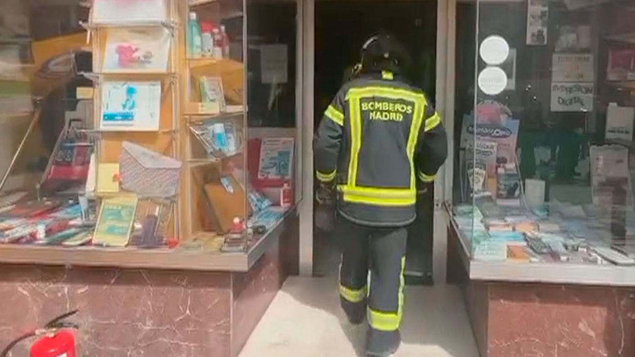 Muere electrocutado un trabajador en el incendio de una papelería en Tetuán