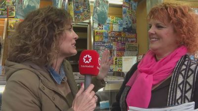 Maria Luisa, a contracorriente, reabre un quiosco de prensa en Hortaleza