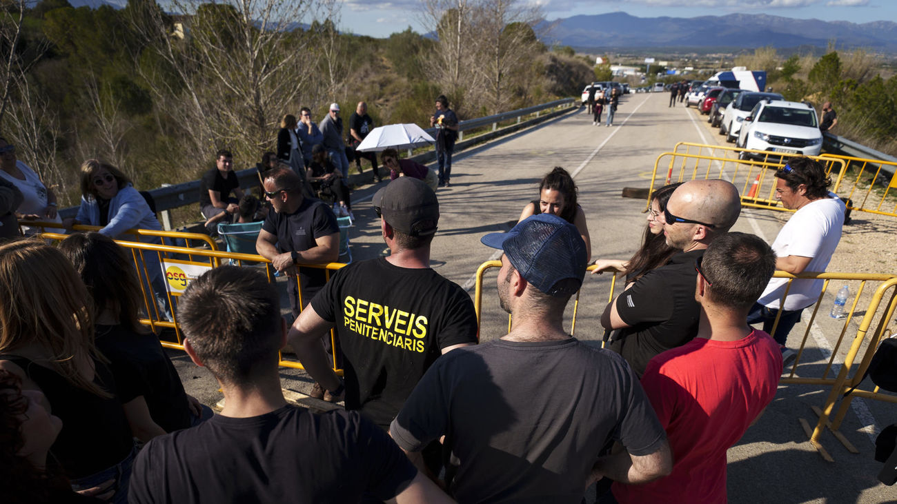 Funcionarios de prisiones de Cataluña bloquean las cárceles