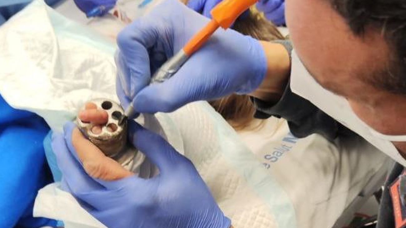 Parecía un baño más, pero sus padres no lo olvidarán nunca: rescatan a una bebé con un dedo atrapado en el desagüe de una bañera