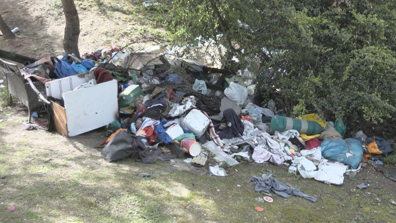 Los vecinos de Embajadores denuncian más de un mes de basura acumulada junto a la M-30