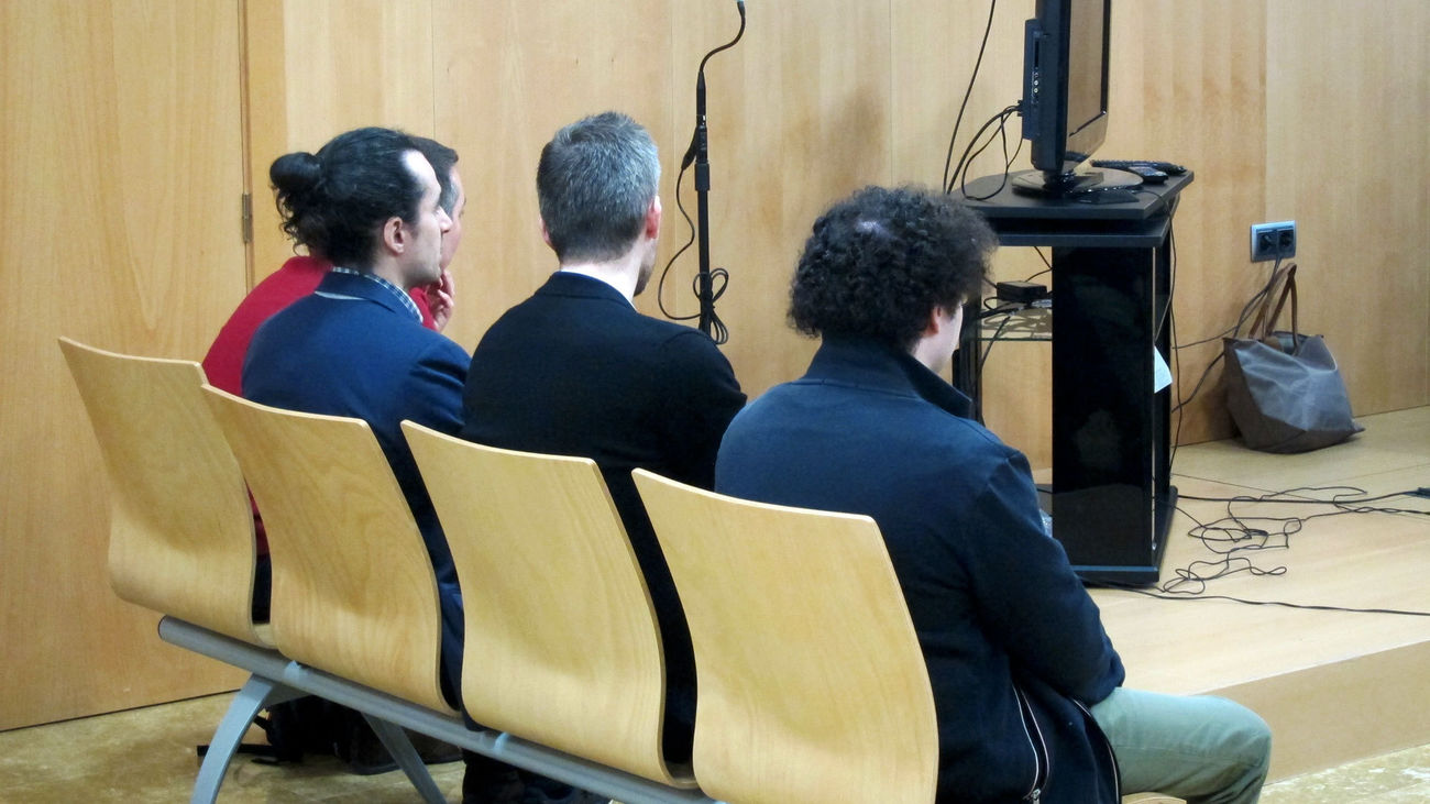 Imagen de los acusados por el caso 'Seriesyonkis', sentados en el banquillo