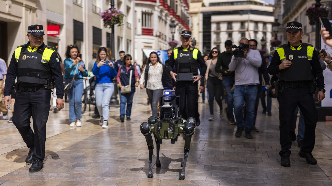 Agentes de la Policía Local de Málaga realizan una demostración de un perro robot