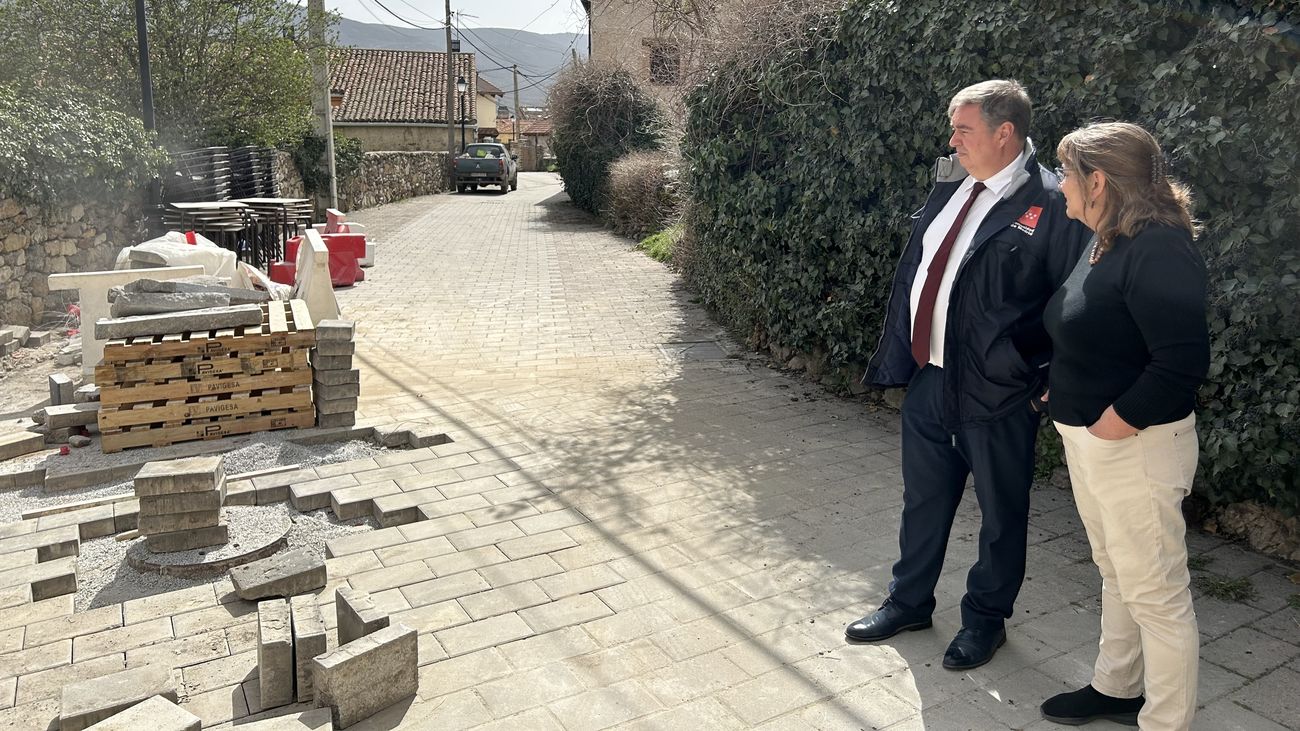 Visita a las obras de pavimentación en Alameda del Valle