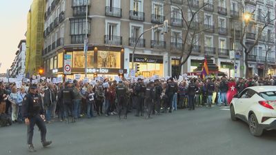 Crece la presión de la izquierda contra Ayuso con una concentración frente a la sede del PP pidiendo su dimisión