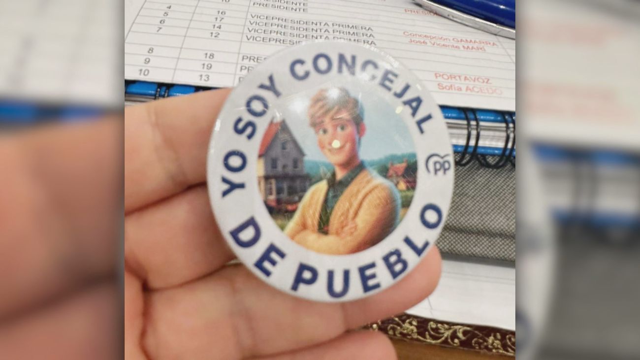 Diputados PP lucen chapas de 'Yo soy concejal de pueblo' para denunciar el "desprecio" de Sánchez