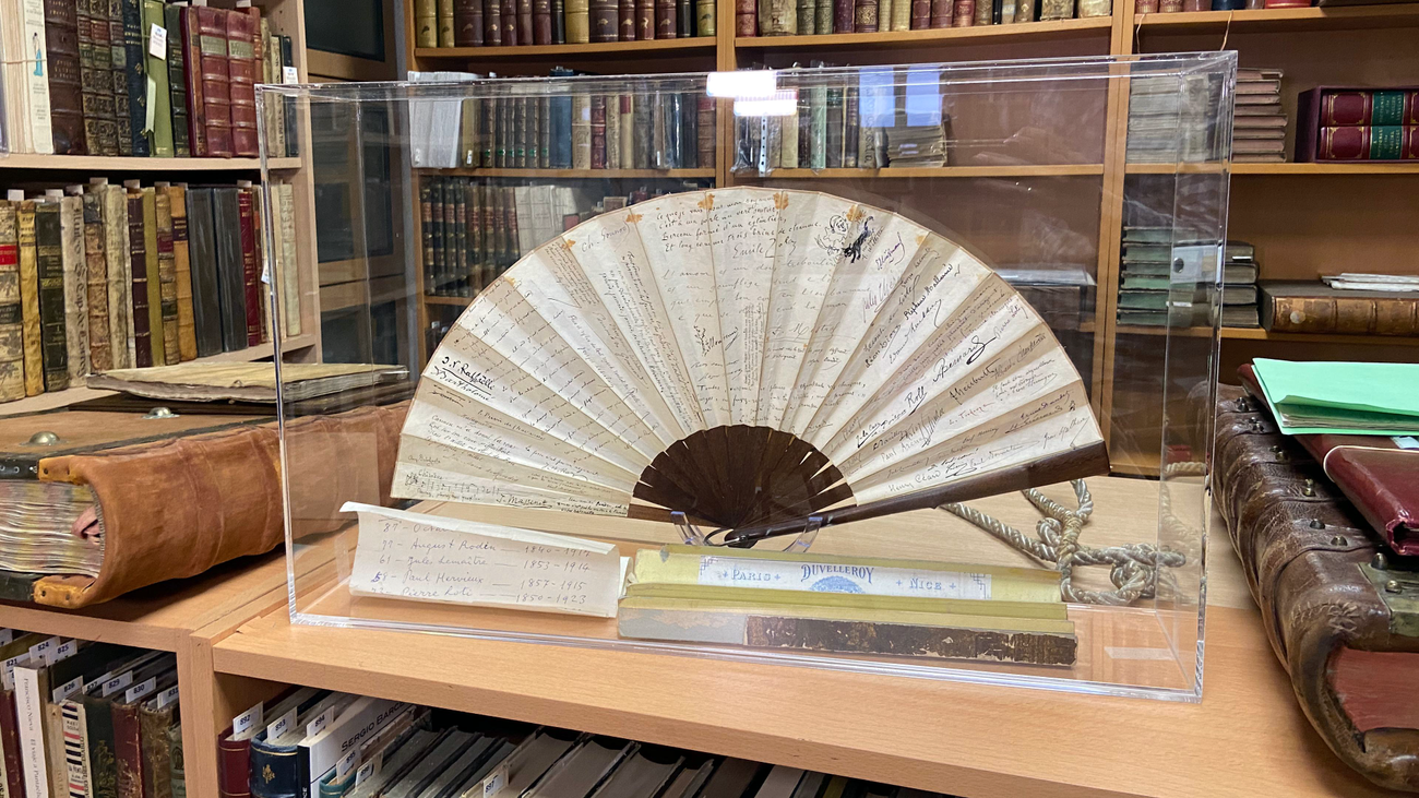 La familia de Luis Buñuel recompra el abanico del cineasta que iba a ser subastado