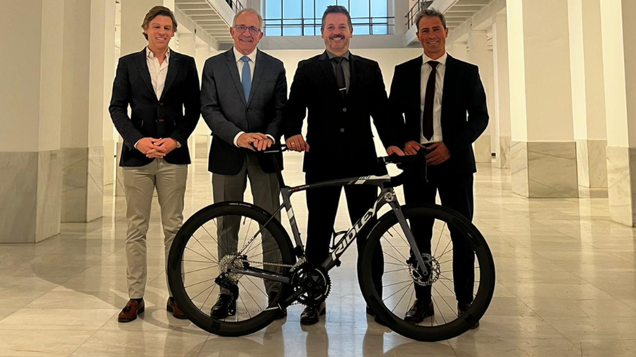 Mariano de Paco, en el centero