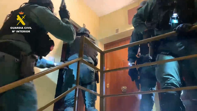 Dos detenidos por una treintena de robos en Madrid por el método del 'escalo'