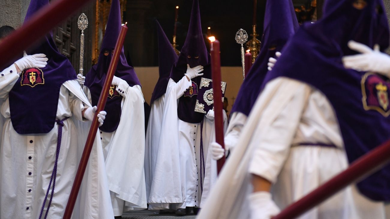 Nazarenos de la procesión de Los Gitanos recorren las calles de Madrid