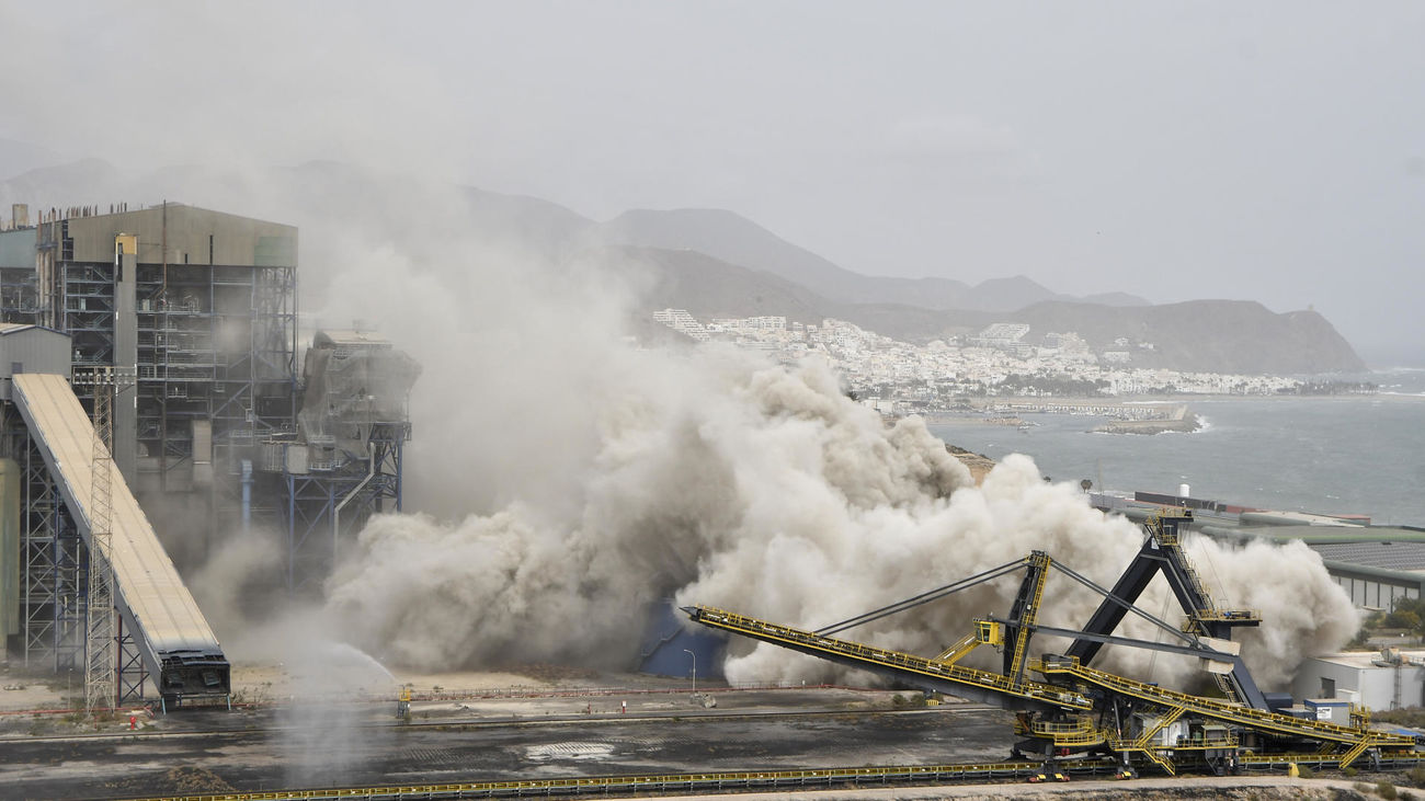Voladura de la chimenea de la central térmica de Carboneras, en Almería