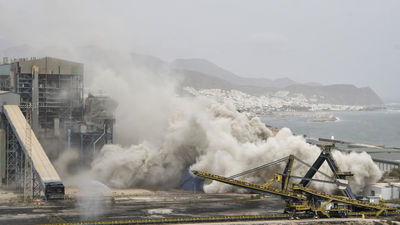 150 kilos de explosivo para derribar la enorme chimenea de la central de Carboneras, en Almería