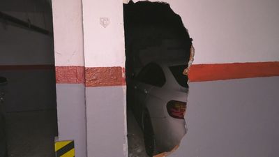 La finca más conflictiva de España: coches emparedados y derramas de más de 400.000 euros