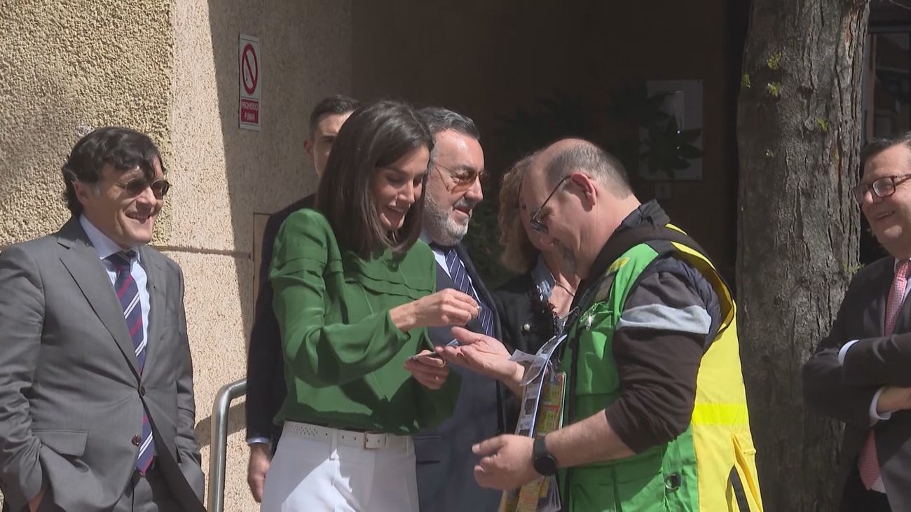 La reina Letizia compra dos cupones al salir de un acto de la ONCE