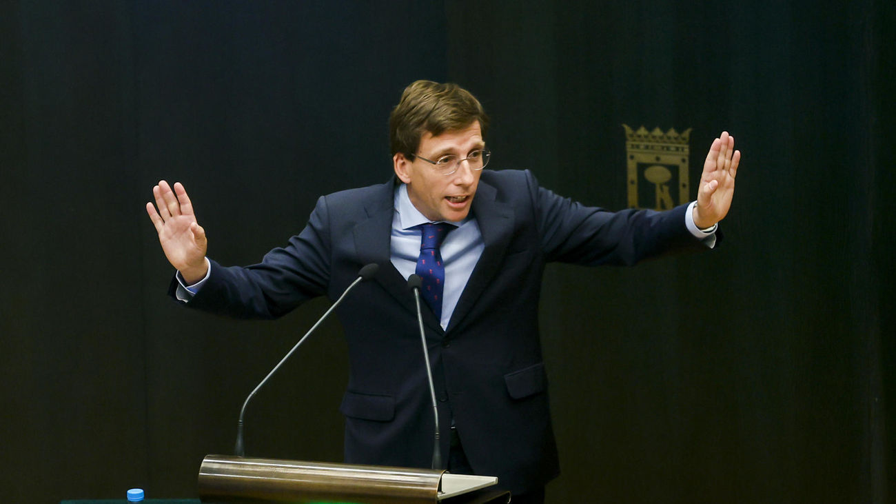 Tenso choque entre Almeida y Maroto en el Pleno del Ayuntamiento por el 'caso Ayuso' y el 'caso Koldo'