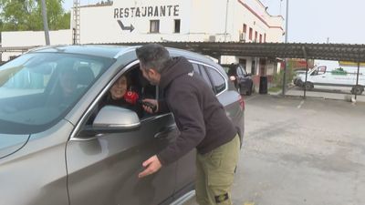 Miles de madrileños inician sus vacaciones de Semana Santa: "Como locos por hacer una escapadita"