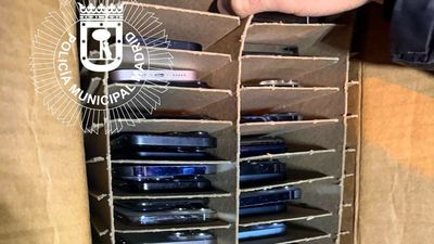 Detenidos dos individuos en Usera con 113 teléfonos de alta gama robados