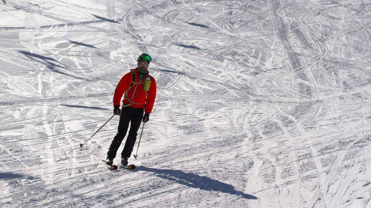 Un hombre esquía en la estación de Valdesquí