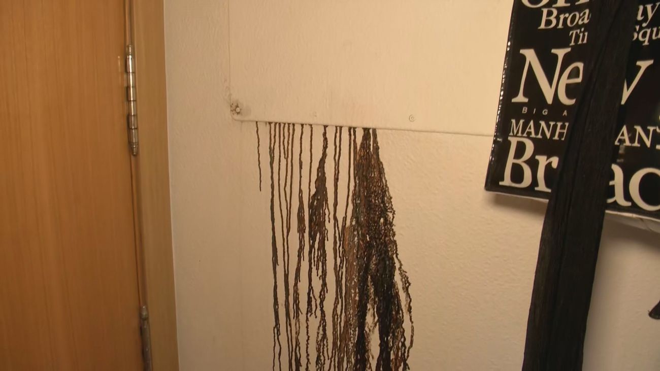 Goteras y moho: 220 familias con un fondo buitre como casero en Vallecas denuncian el estado de sus casas