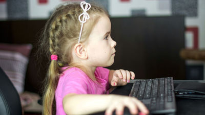 Las tecnológicas españolas se comprometen a facilitar herramientas para proteger a los menores en internet