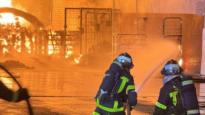 Un incendio quema una nave industrial dedicada a la alimentación en Tres Cantos