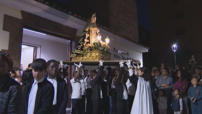 57 niños procesionan a la Virgen Niña de la Soledad de Móstoles