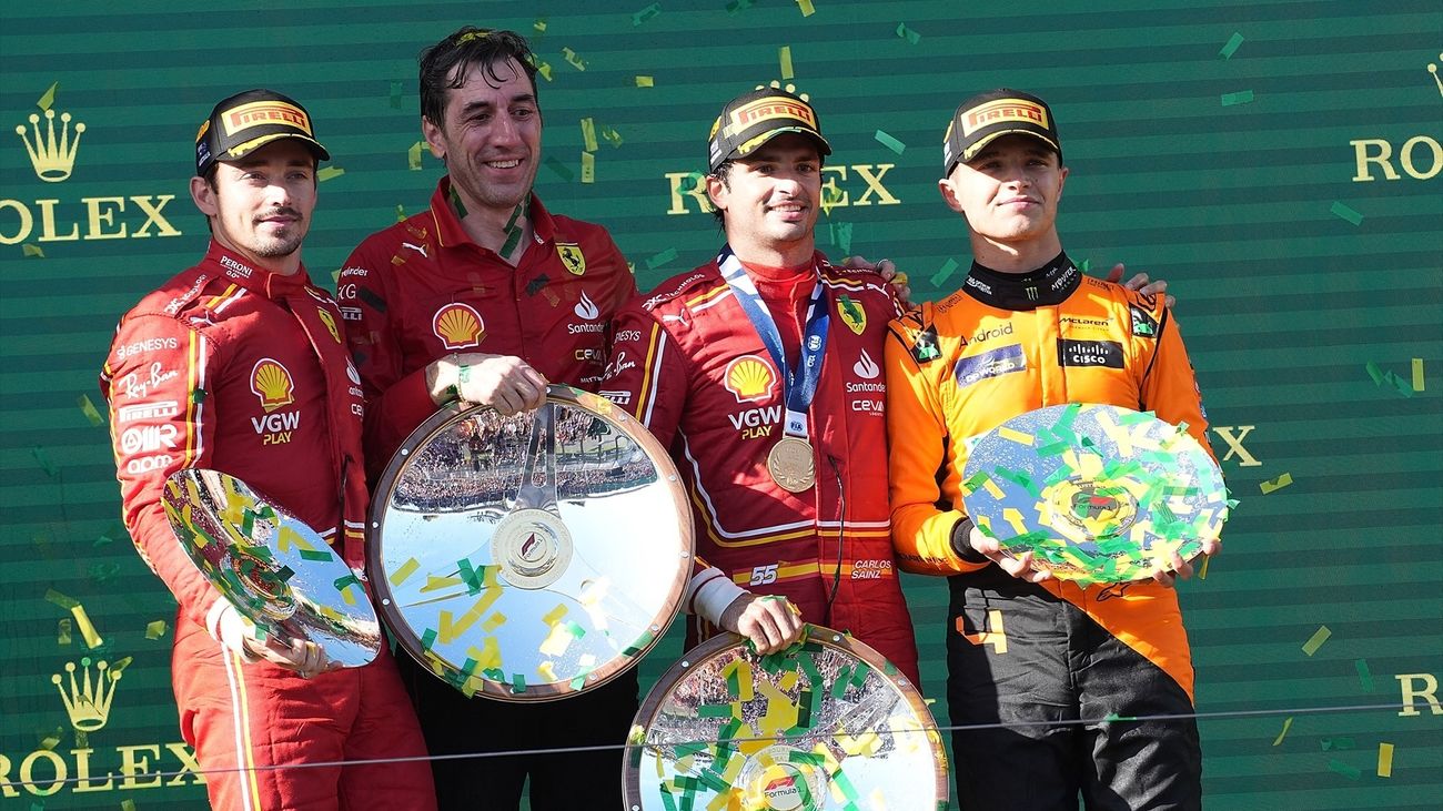 Carlos Sainz, en el podio tras ganar el GP de Australia de F-1
