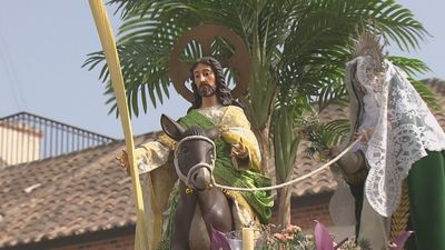 Domingo de Ramos en Villaviciosa de Odón: los niños procesionan  con la borriquita