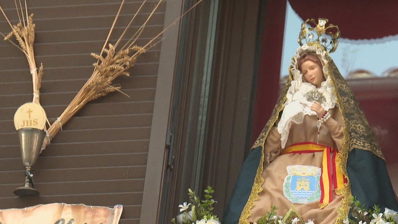 Alcalá de Henares engalana sus balcones y escaparates por la Semana Santa