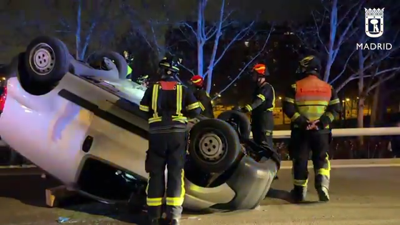 Dos heridos tras volcar su furgoneta y quedarse atrapados en Villaverde