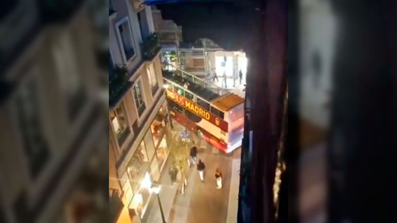 ¿Cómo acabó este autobus literalmente empotrado en pleno barrio Chueca este domingo?