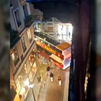 ¿Cómo acabó este autobus literalmente empotrado en pleno barrio Chueca este domingo?