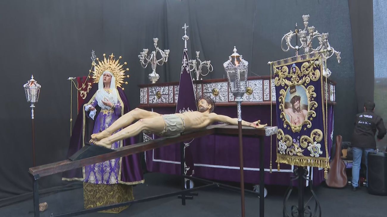En Alcalá de Henares, la lluvia desluce el Vía Crucis