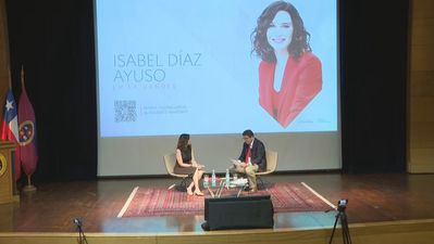 Ayuso invita a los estudiantes chilenos a viajar a Madrid