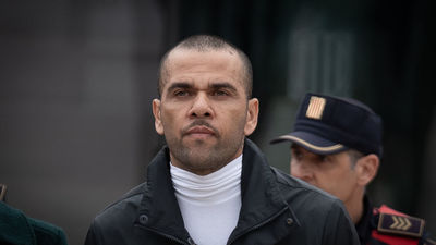 Dani Alves sale de la cárcel tras pagar un millón de fianza