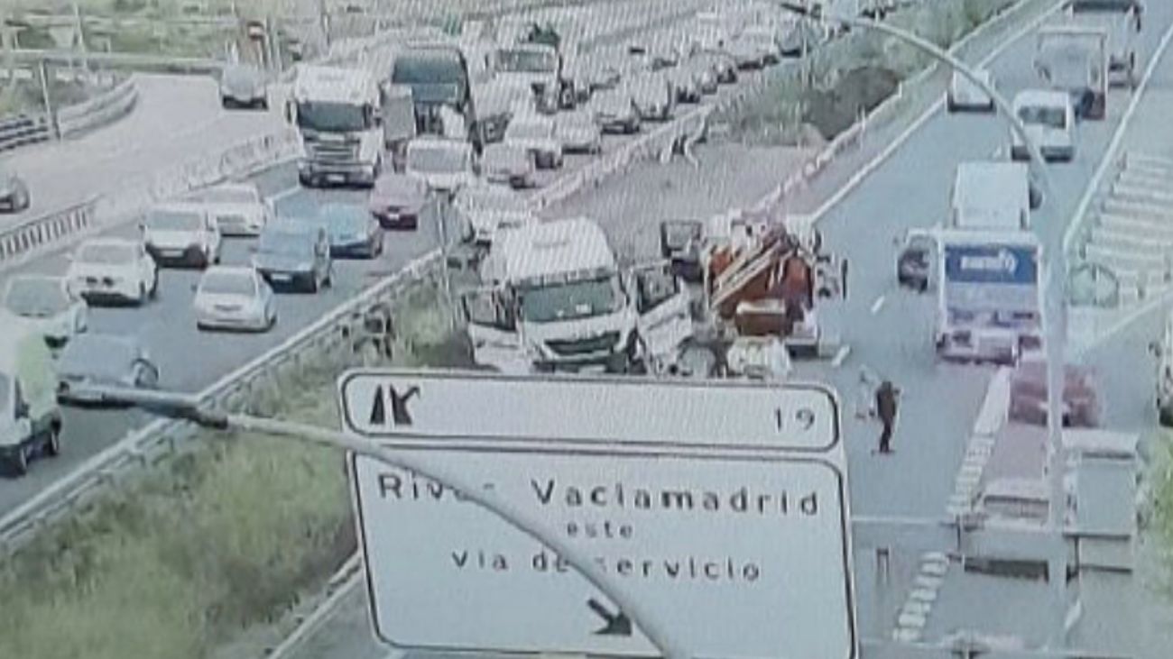 Atascazo en la A-3 tras el accidente de un camión después de que su conductor sufriera un infarto