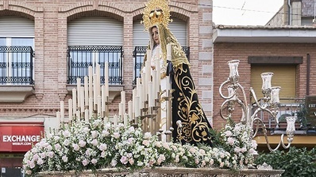 El manto restaurado de la Virgen de la Soledad de Móstoles vuelve a lucir en Semana Santa