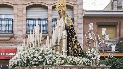 El manto restaurado de la Virgen de la Soledad de Móstoles vuelve a lucir en Semana Santa