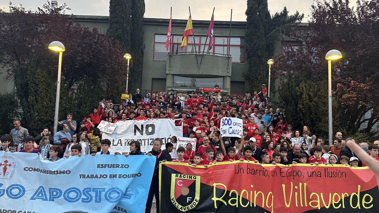Protesta de clubes de fútbol de Butarque, en Villaverde, ante la Junta Municipal