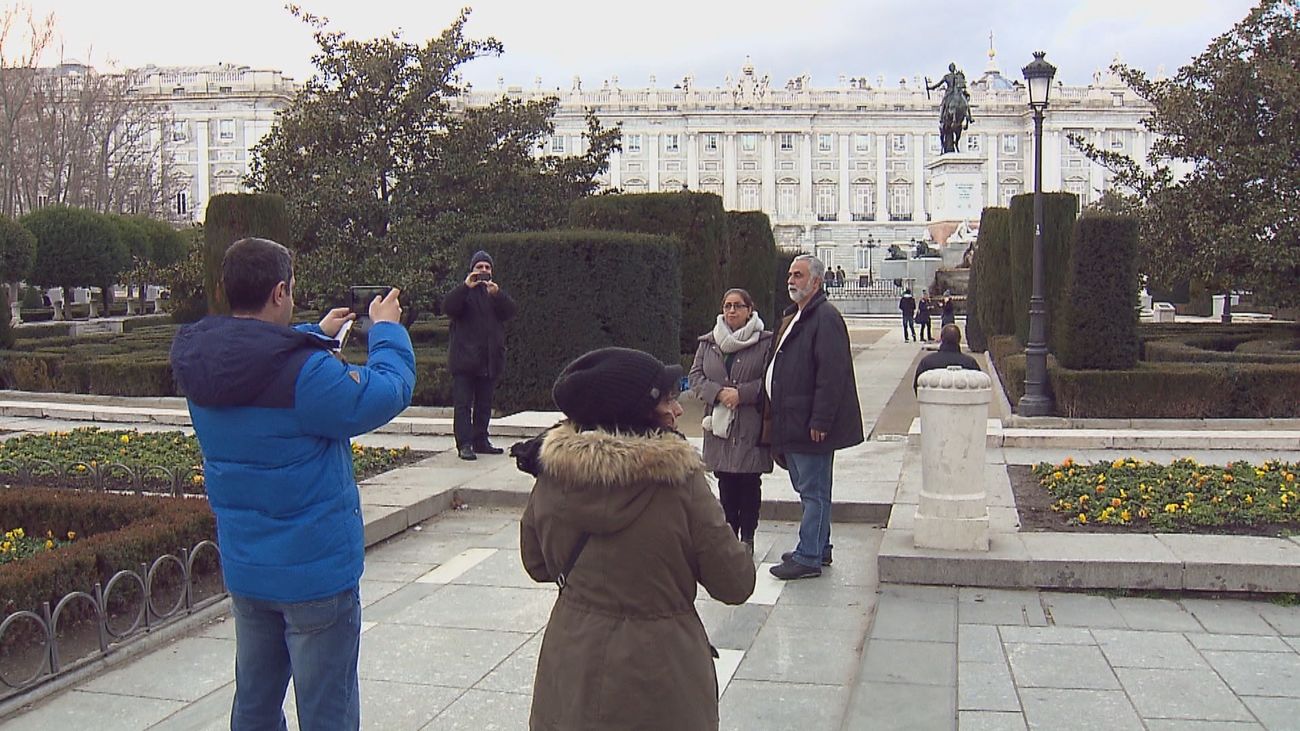 Turistas en la Plaza de Oriente de Madrid
