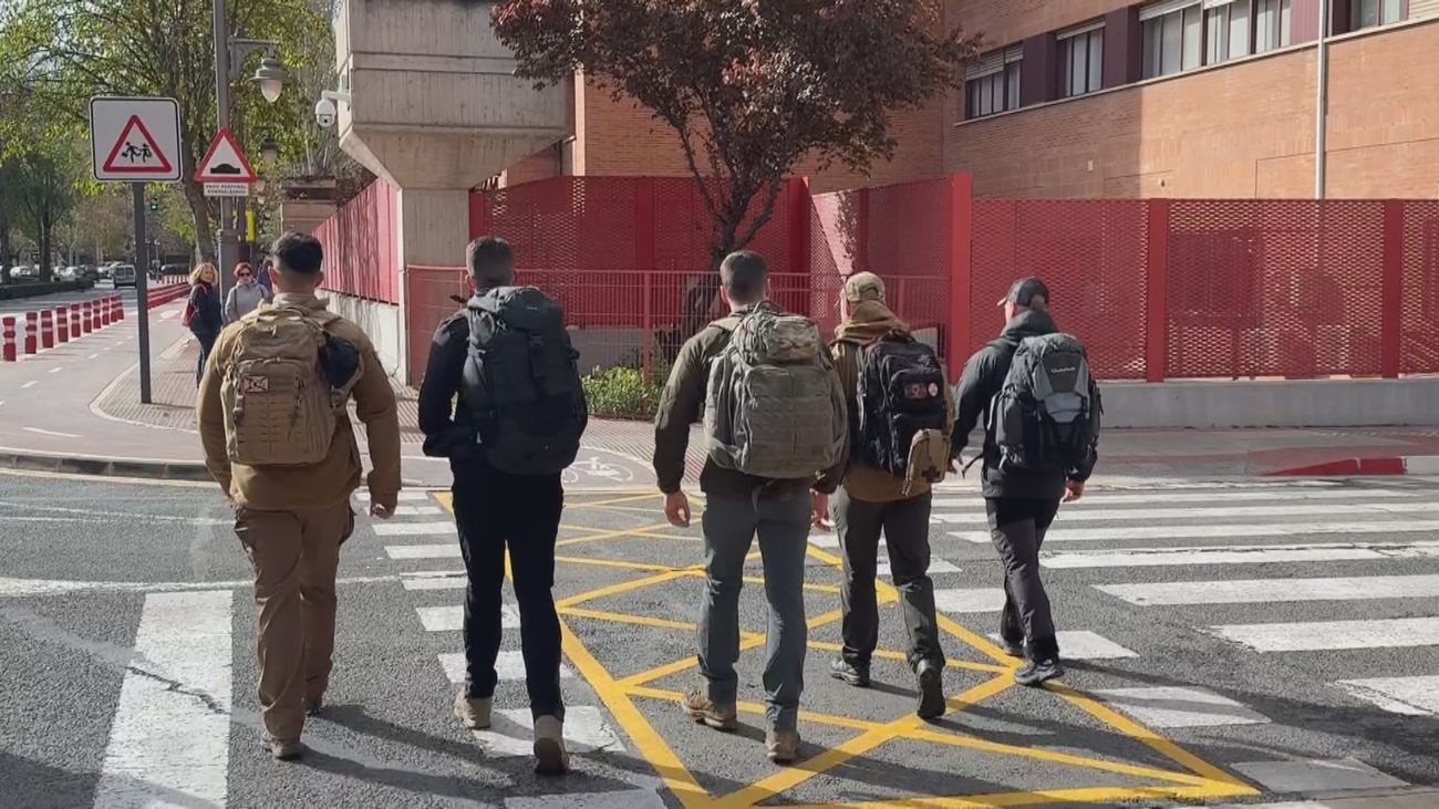 Cinco guardias civiles peregrinan hasta El Pilar  en memoria de  sus compañeros asesinados en Barbate