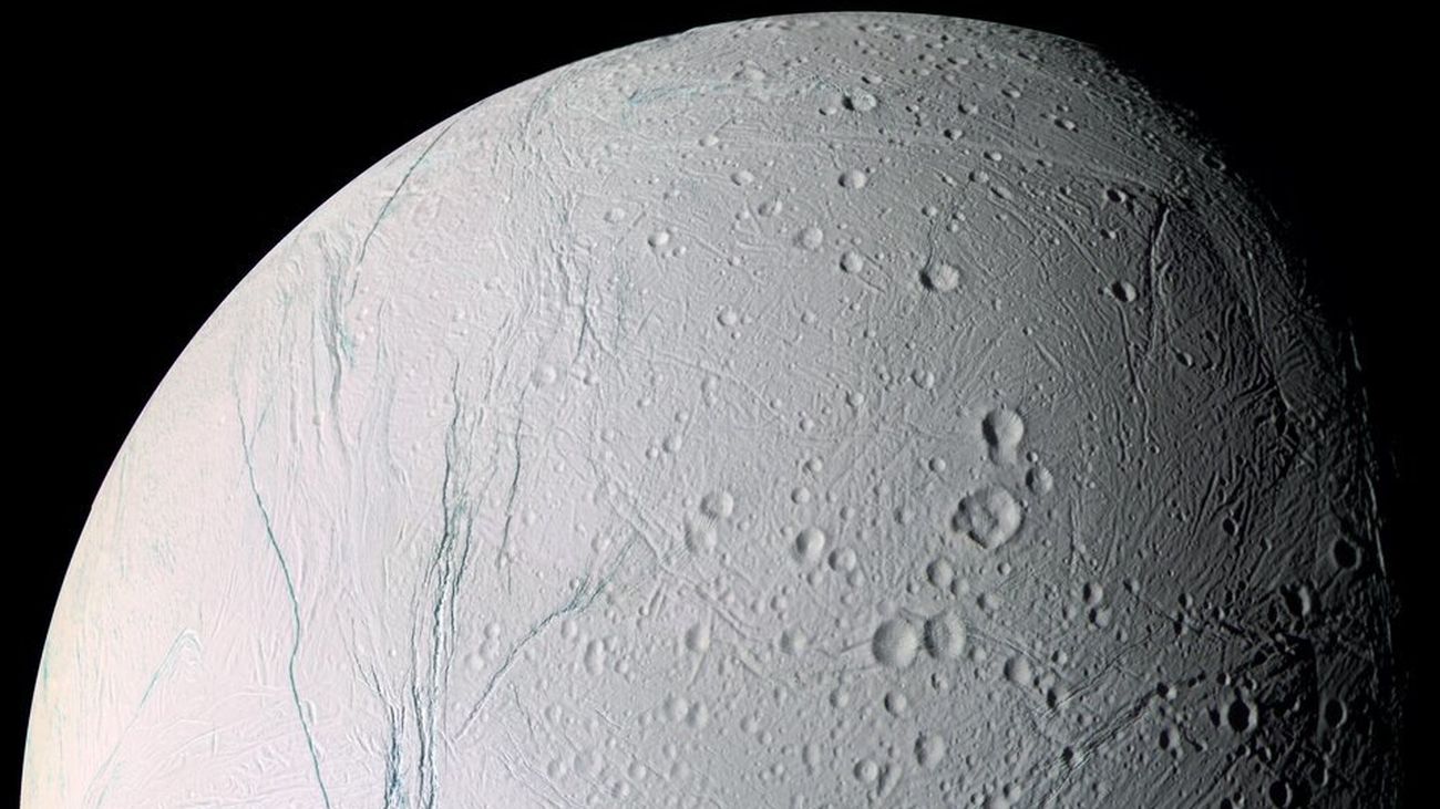 Cráteres y complejas fracturas sobre la superficie de Encélado, satélite de Saturno