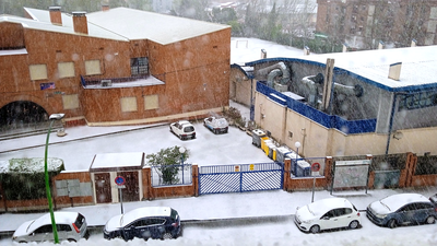 La nieve sorprende a los vecinos de Parla