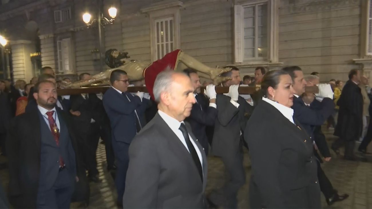 Traslado 'a toda marcha' del Cristo de los Alabarderos frente a la lluvia